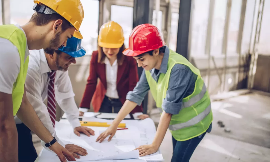 Equipe Compacto Plan analisando projeto em obra